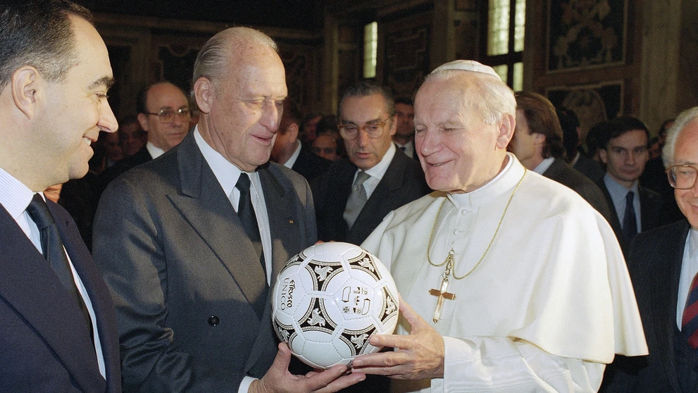 Joao Havelange s pápežom Jánom Pavlom II pred štartom MS 1990.