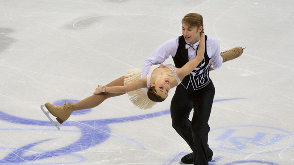 Rusi Kristina Astachovová a Alexej Rogonov počas krátkeho programu športových dvojíc na ME.