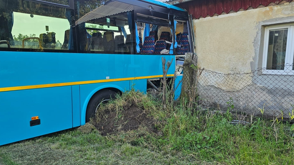 Zrážka vlaku s autobusom v Ivanke pri Nitre.