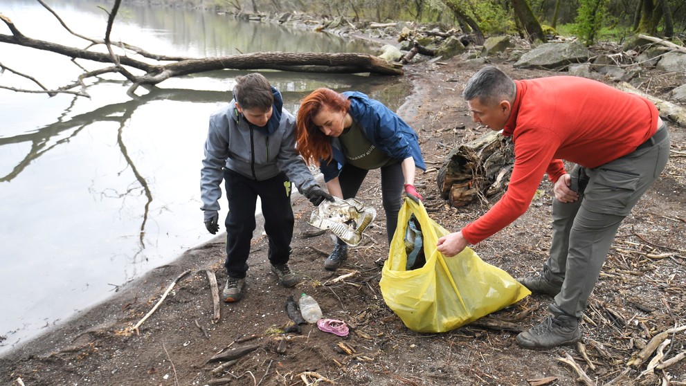 Dobrovoľníci počas čistenia Zemplínskej šíravy.