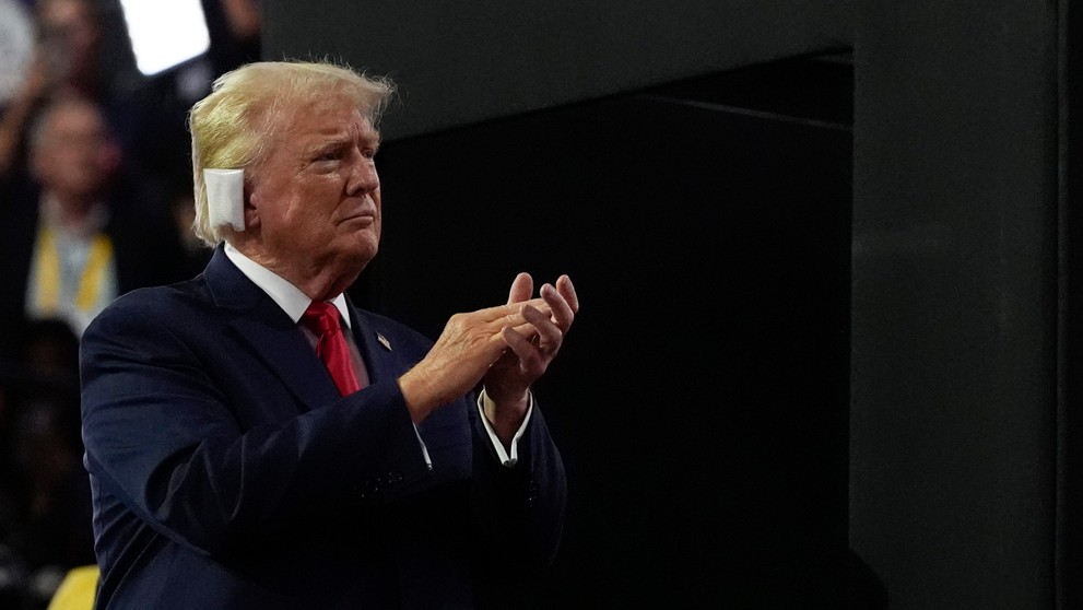Donald Trump prišiel na zjazd republikánov s obviazaným uchom.