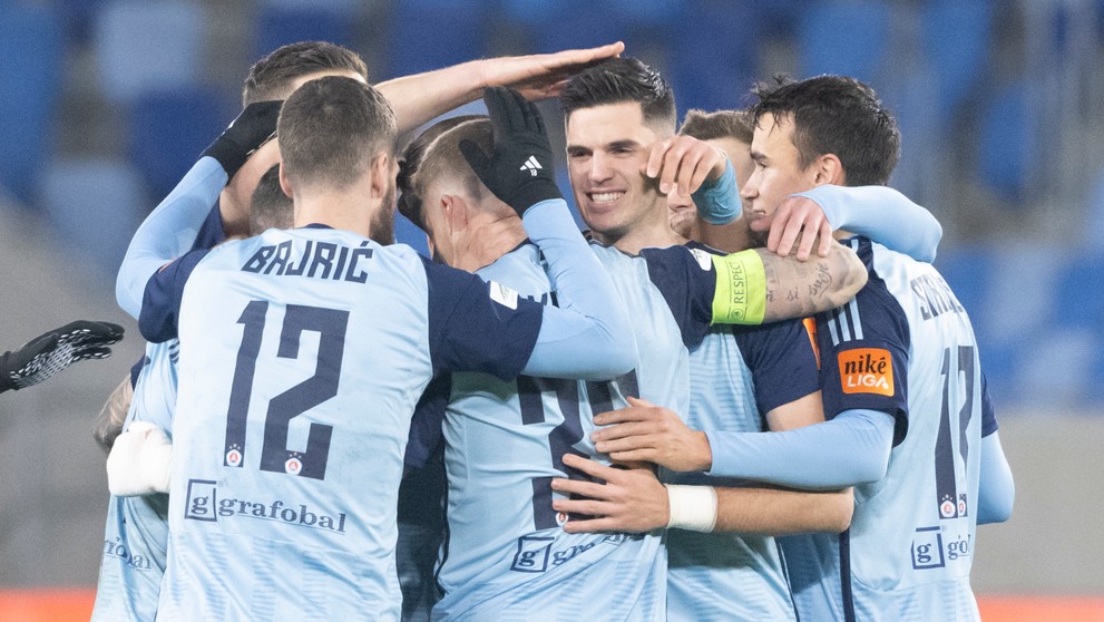 Druhý sprava Marko Tolič (Slovan) sa teší so spoluhráčmi po strelení svojho druhého gólu v 18. kole Niké ligy proti Dunajskej Strede.