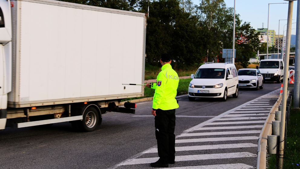 Policajti usmerňujú dopravu na križovatkách pred Banskou Bystricou.