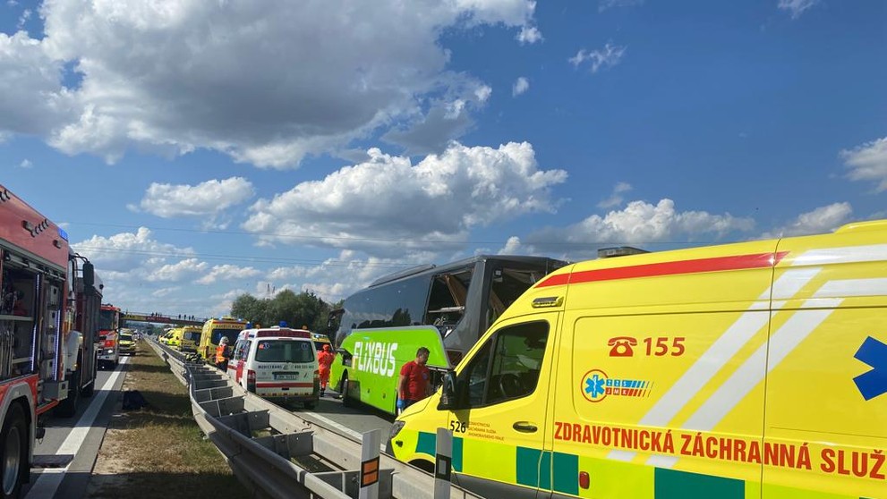 Zrážka autobusov na D2 pri Brne.