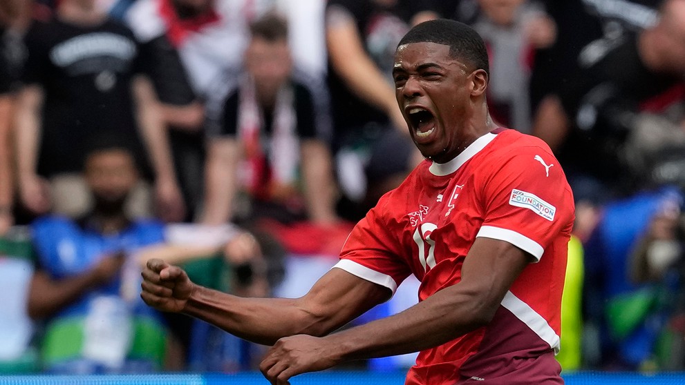 Švajčiarsky hráč Kwadwo Duah oslavuje po tom, ako strelil úvodný gól.