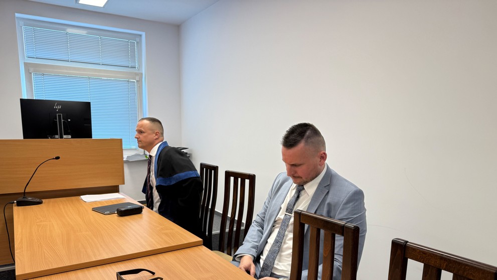Daniel Bombic v súdnej sieni.