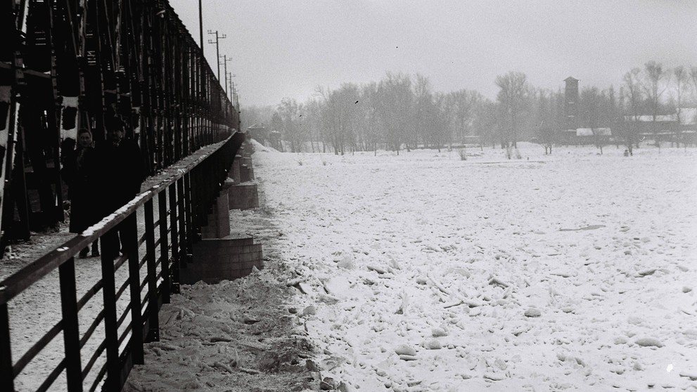 Zamrznutý Dunaj počas zimy v roku 1956.