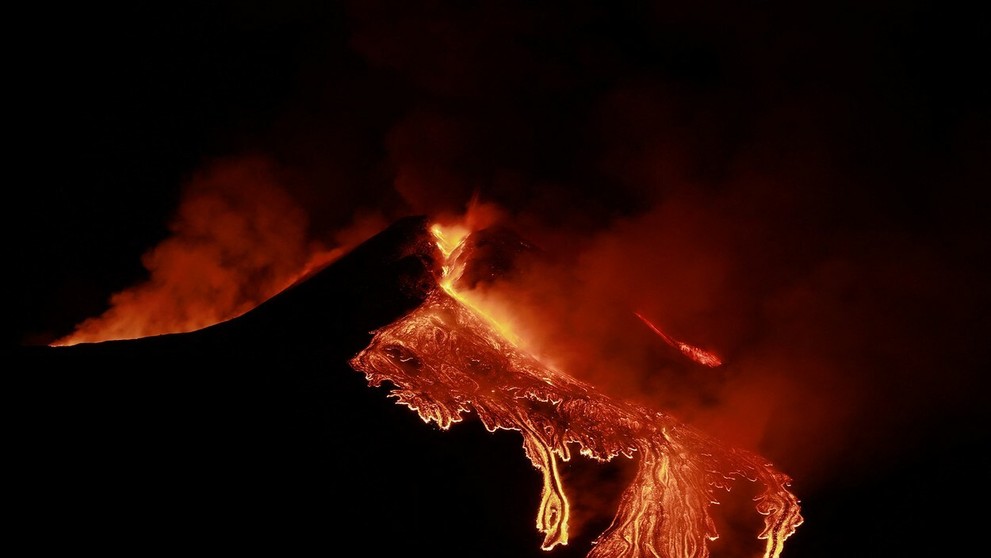 Etna chrlí lávu