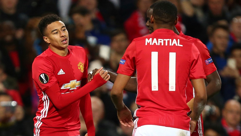 Hráči Manchestru United sa tešia z gólu proti Fenerbahce v dueli EL.