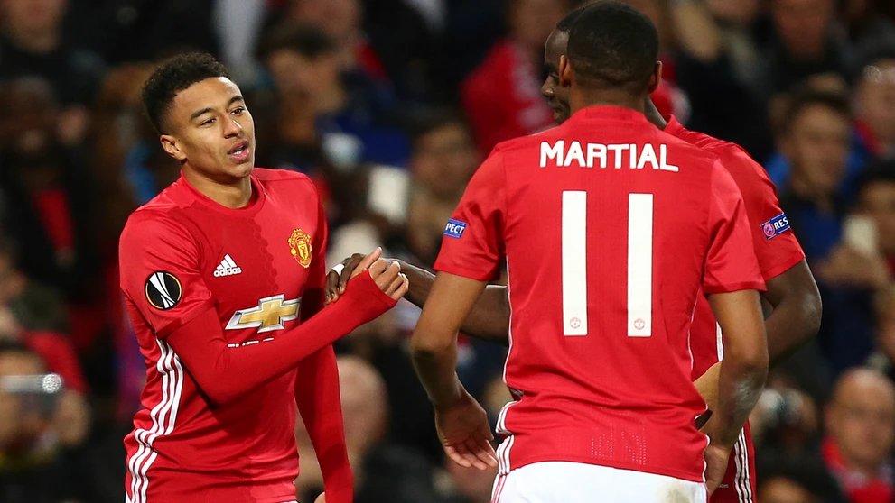 Hráči Manchestru United sa tešia z gólu proti Fenerbahce v dueli EL.