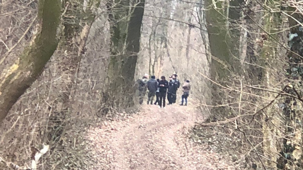 Policajti prehľadávajú Mačiansky háj.