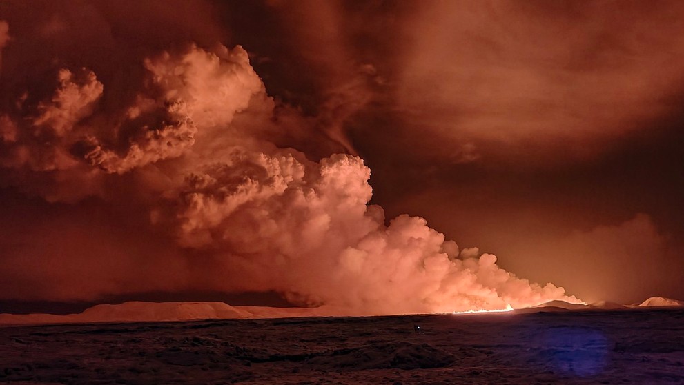 Láva tečie po erupcii sopky, ku ktorej došlo na polostrove Reykjanes na juhozápade Islandu.