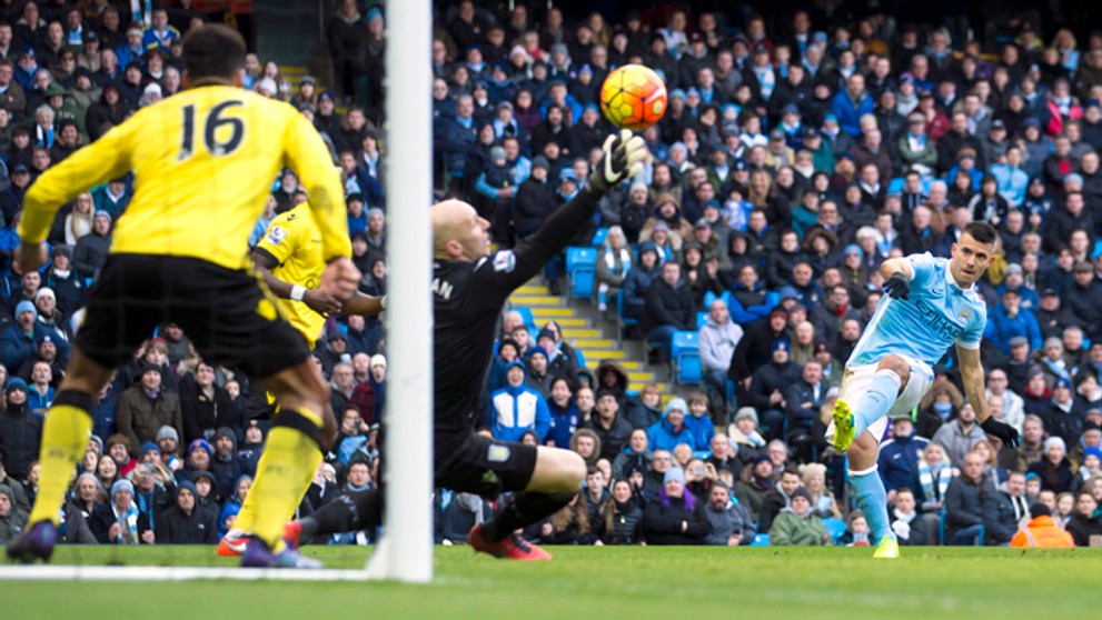 Vpravo Sergio Agüero (Manchester City) strieľa a bránu Aston Villa s brankárom Bradom Guzanom.