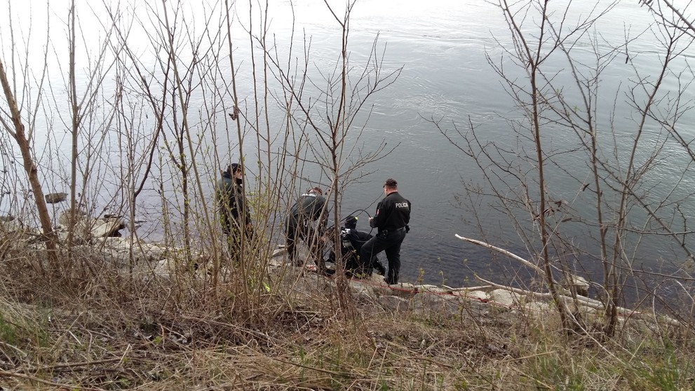 Policajní potápači idú hľadať nezvestného Filka do Dunaja.