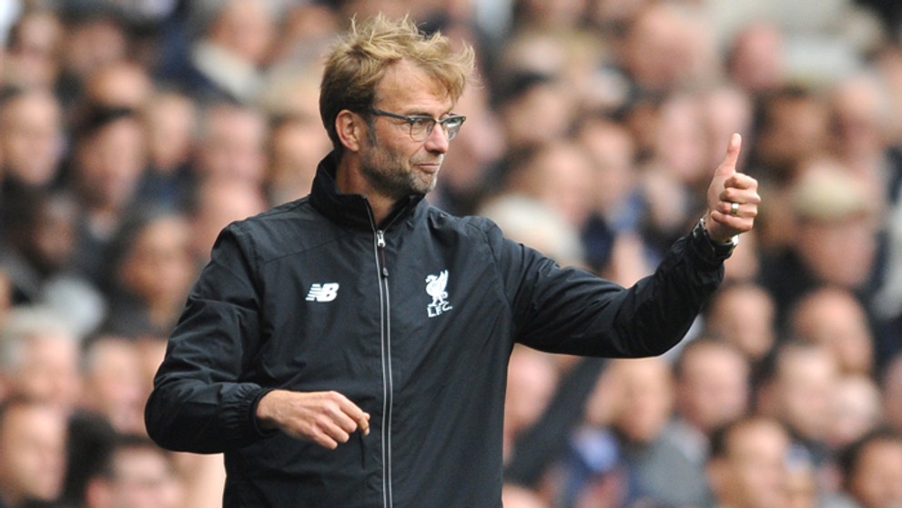 Tréner Liverpoolu Jürgen Klopp so spokojným gestom počas hry.