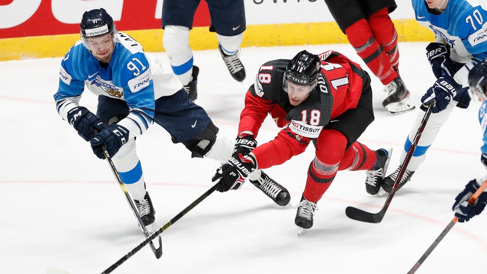 Zľava Fíni Niko Mikkola a vpravo Oliwer Kaski stíhajú vo finále MS 2019 Kanaďana Jonathana Jonathan Marchessaulta.