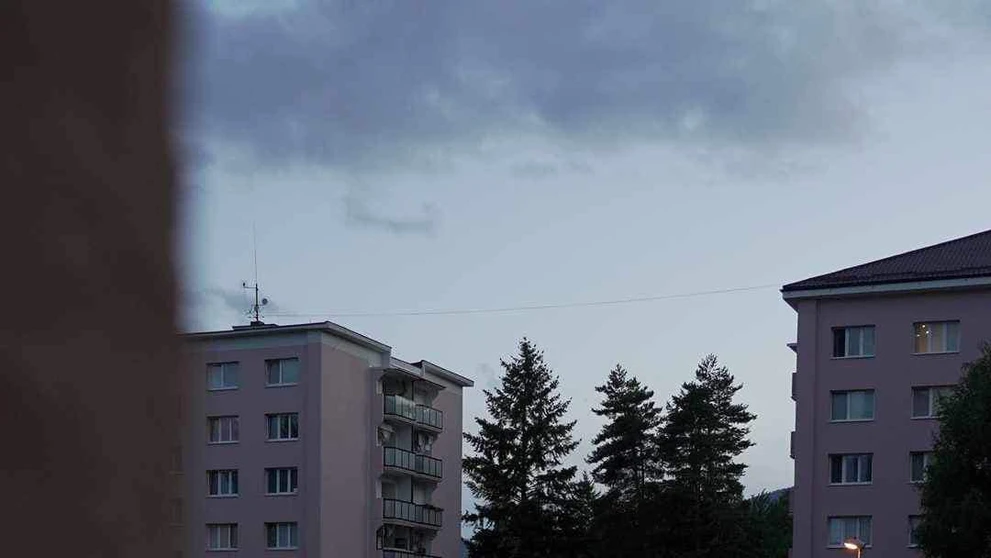 Fotomontáž medveďa medzi bytovkami