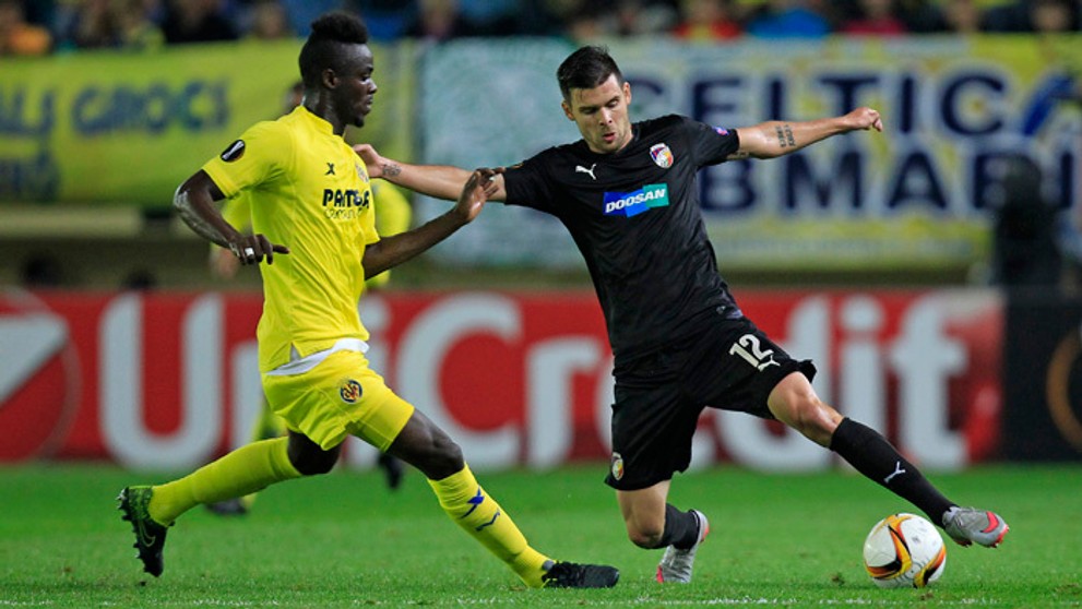 Eric Bailly (Villareal) a Michal Ďuriš (Viktoria Plzeň) v zápase skupinovej fázy EL UEFA.