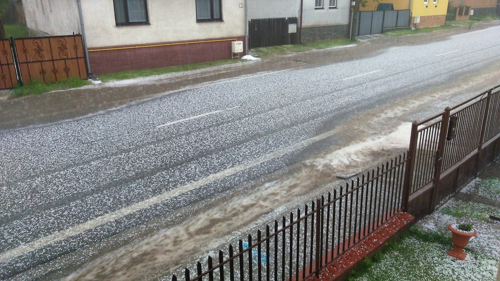 Ceste v obci Plavnica bola za pár minút zasypaná ľadovcom.