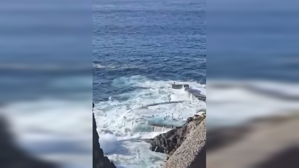 Obrovská vlna na Tenerife zmietla ľudí do mora