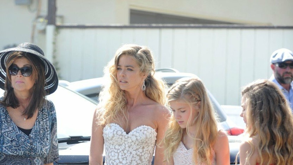 Denise zvolila ultrakrátke svadobné šaty