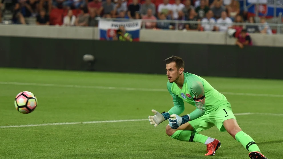 Brankár Slovenska Martin Dúbravka chytá loptu v príprave proti Holandsku.