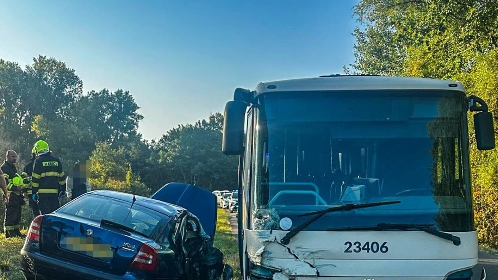 Zrážka auta a autobusu pri Michalovciach.