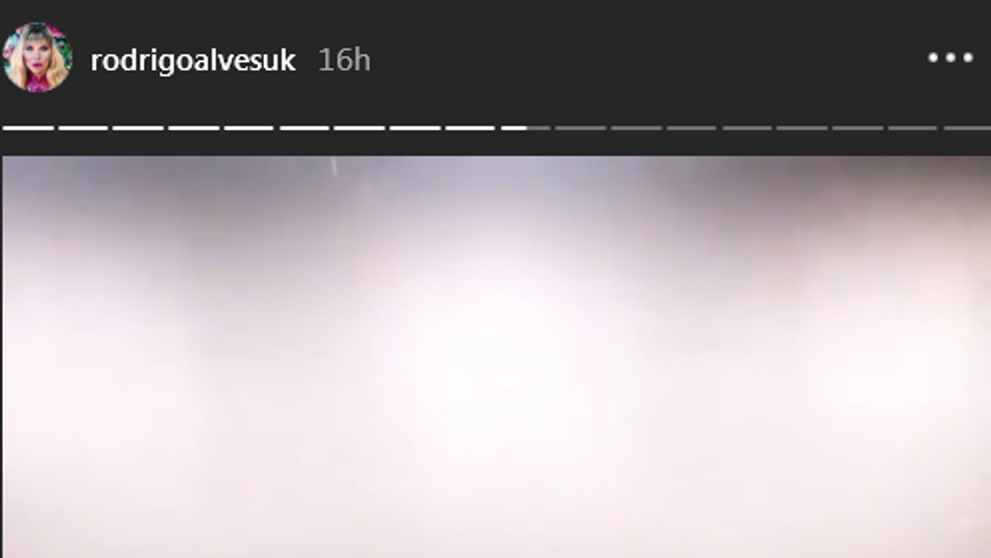 Zľava Ashley Young a Romelu Lukaku z Interu Miláno oslavujú gól na pôde Lazia Rím.