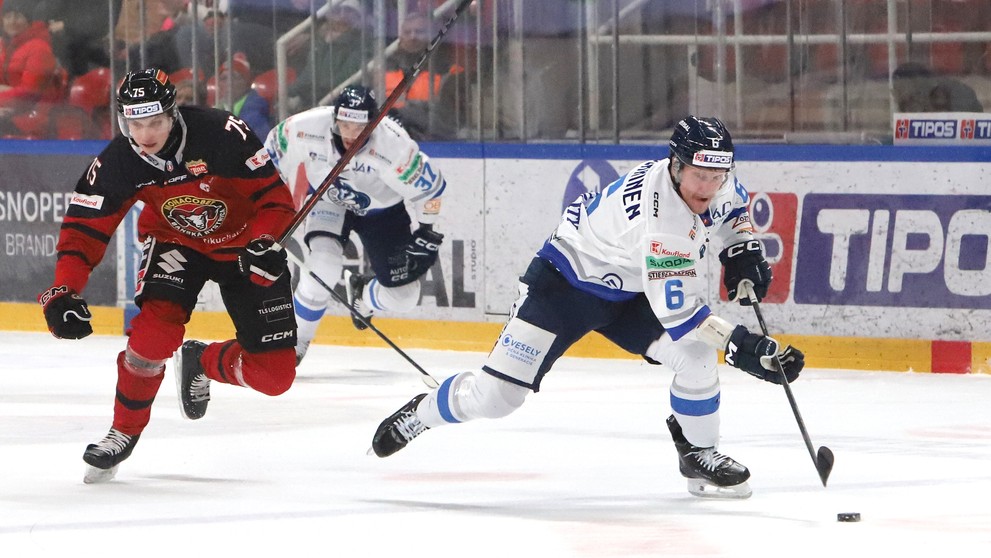 Na snímke zľava Christian Michalčin (Banská Bystrica) a Teeme Pulkkinen (Poprad) .