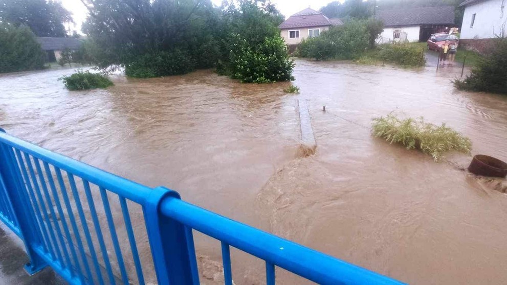Voda z potoka zaplavila hlavnú cestu i pivnice.