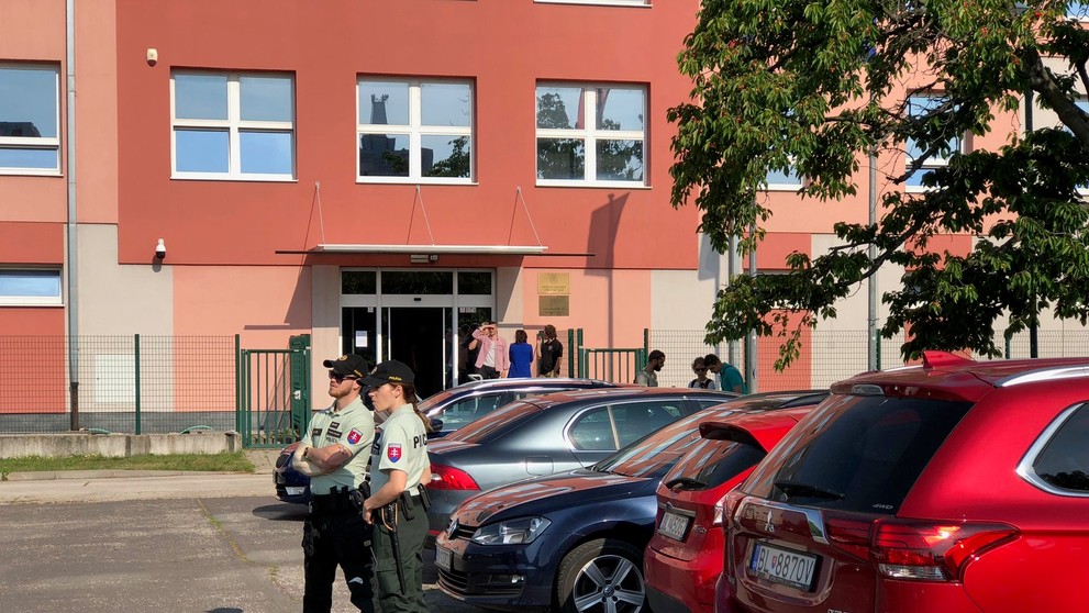 Areál súdu strážia policajti.