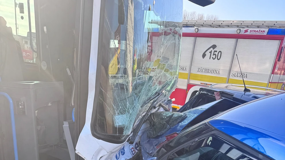 Nehoda viacerých áut s autobusom.