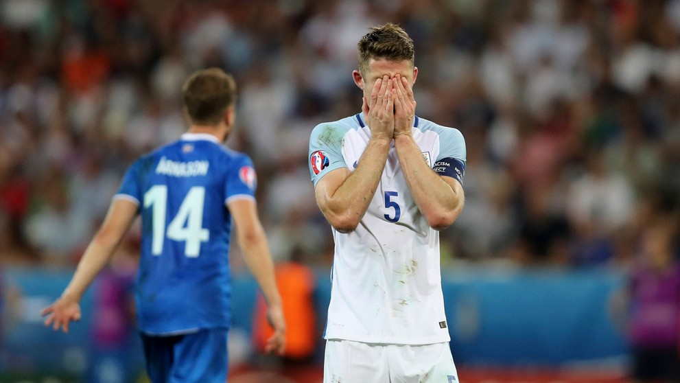 Obranca Anglicka Gary Cahill si zakrýva tvár po osemfinálovom vypadnutí na ME s Islandom.