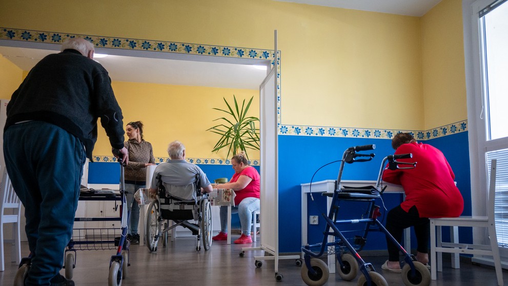 Na snímke priebeh volieb v Centre sociálnych služieb Pod Karpatmi v Pezinku.