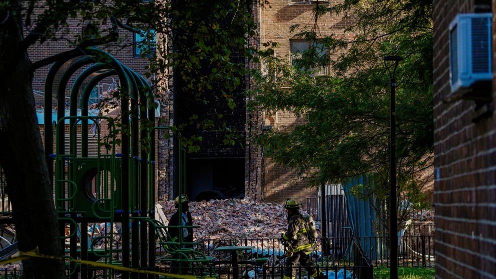 V Bronxe sa po výbuchu zrútila časť obytnej budovy.