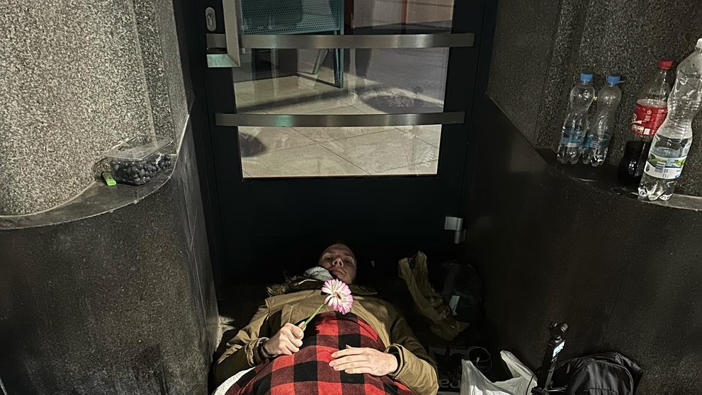 Filip dve noci spal pred reštauráciou, aby mal sendviče zdarma