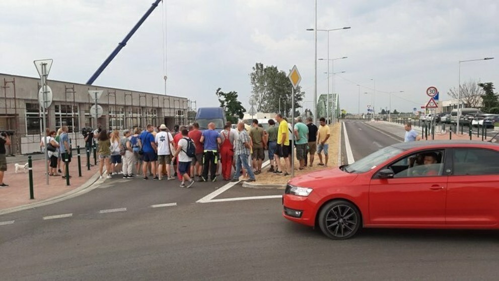 Protestujúci na hranici v Komárne.