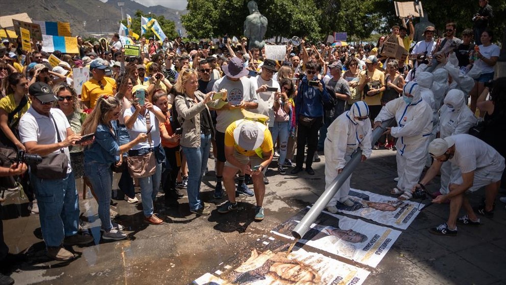 Tisíce ľudí protestujú proti modelu cestovného ruchu a masovej turistike na Kanárskych ostrovoch v Tenefire.