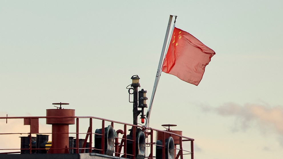 Čínska nákladná loď I Pcheng 3 kotví v prielive Kattegat v Baltskom mori neďaleko prístavného mesta Grenaa.