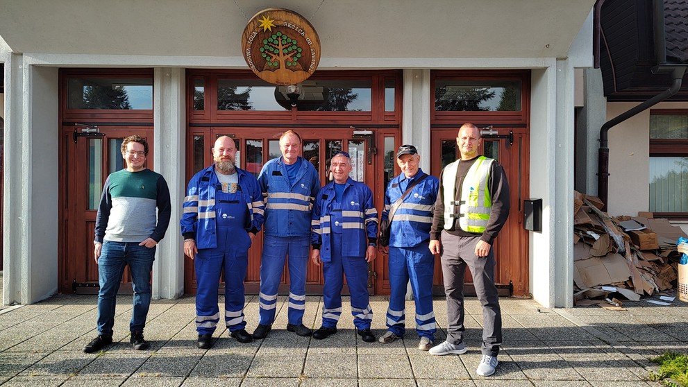 Slovenský tím so štyrmi pásovými rýpadlami pomáha v Slovinsku
