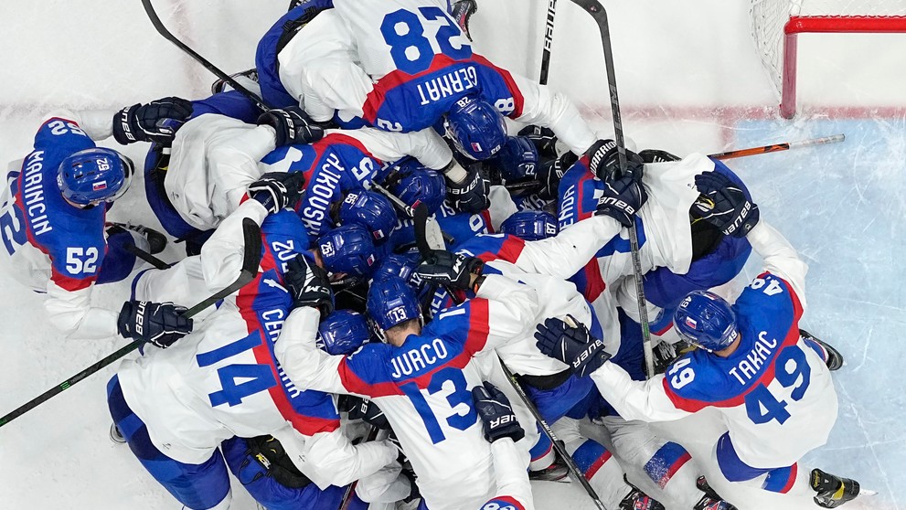 Slováci oslavujú postup do semifinále ZOH 2022.