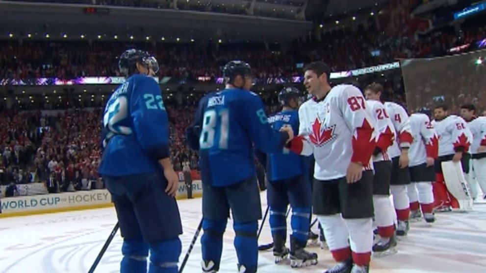 Rozlúčka po zápase Tím Európy - Kanada, Marián Hossa si podáva ruku s Sidneyom Crosbym.