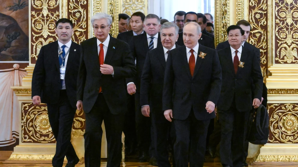 Robert Fico (v strede vzadu) nasleduje spolu s ďalšími lídrami krajín ruského prezidenta Vladimira Putina do sály v Kremli.