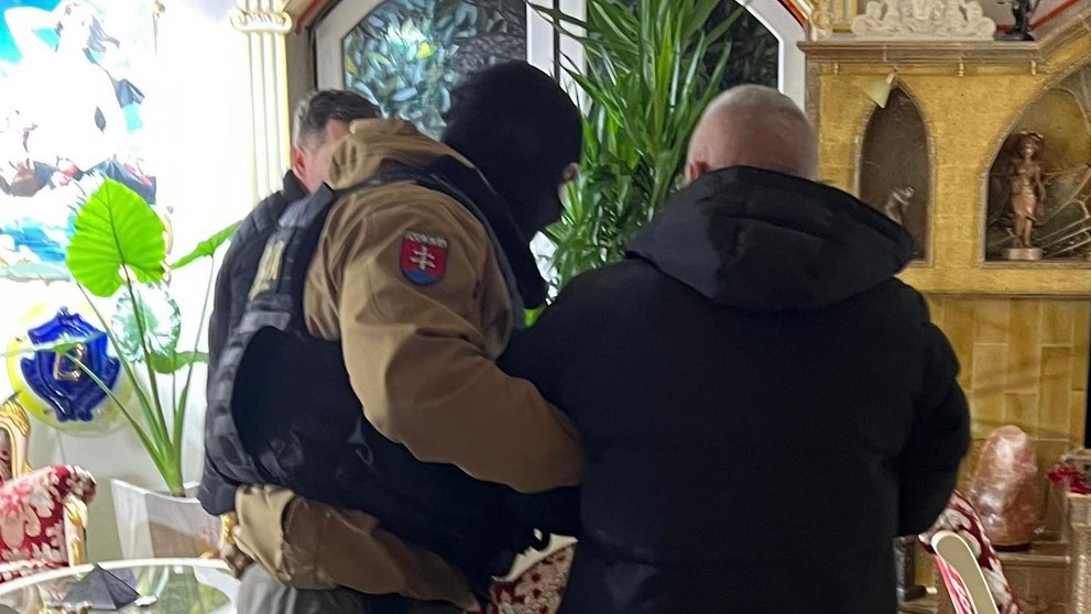 Polícia zadržala aj jedného muža a ženu.