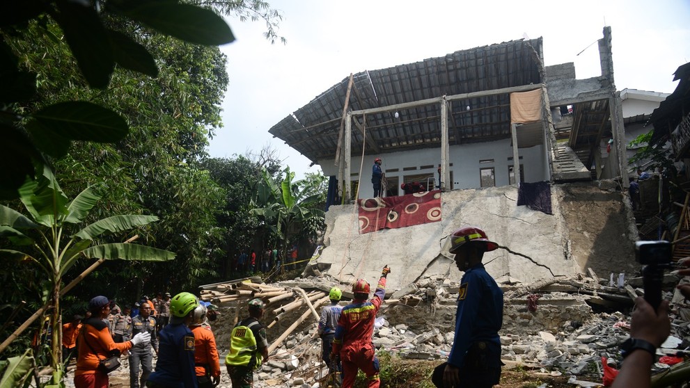 V Indonézii sa zrútila spoločenská sála