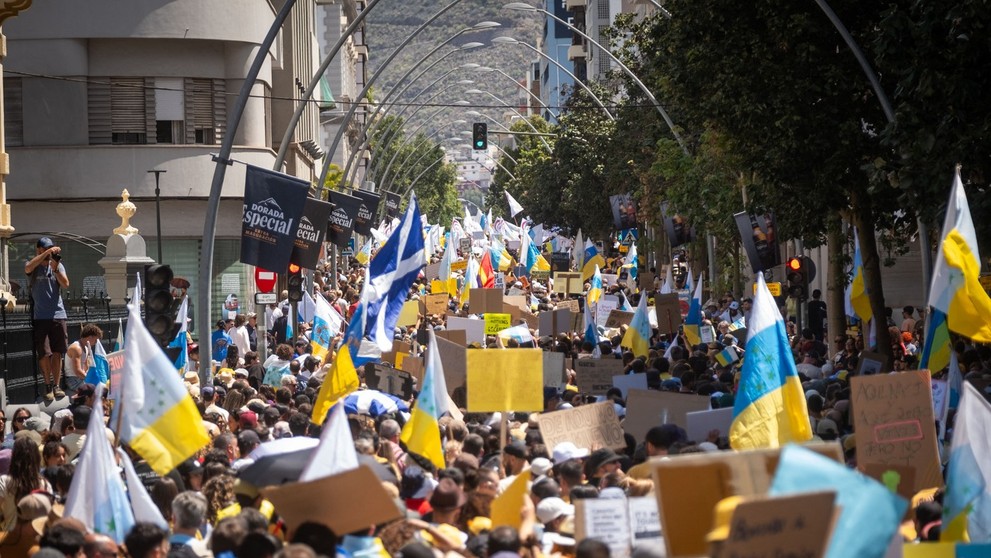 Tisíce ľudí protestujú proti modelu cestovného ruchu a masovej turistike na Kanárskych ostrovoch v Tenefire.