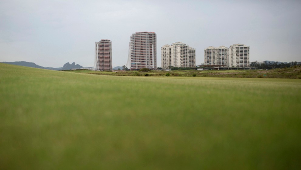Nedokončené apatmány pri olympijskom golfovom ihrisku v Riu.