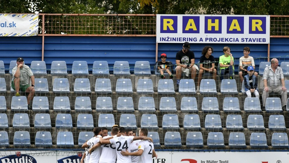 Hráči FC Spartak Trnava sa tešia po vstrelení gólu v zápase 5. kola Fortuna ligy na pôde Miochaloviec.