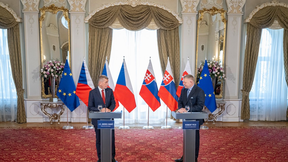 Na snímke slovenský premiér Robert Fico (vpravo) a český premiér Andrej Babiš (vľavo) počas spoločnej tlačovej konferencie v Bratislave. (3)
