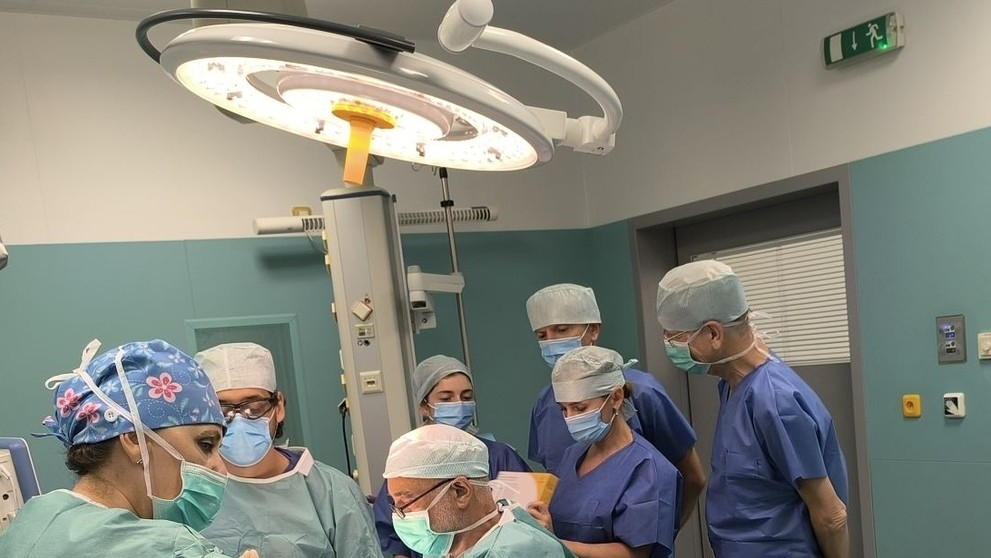 Lekári z Detskej fakultnej nemocnice Košice prvýkrát zaviedli unikátny sluchový implantát 